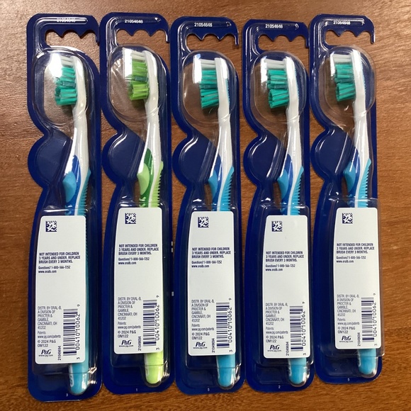 Oral B Medium Advanced Whitening Manual Toothbrush Bundle NEW - Picture 5 of 10